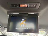 お子様も大喜びの装備です♪天井後席モニターです!後席にすわりたくなりますね!