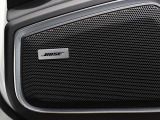 BOSEサラウンドサウンドシステムは、車内の音響特性に合わせて的確にチューニングされており、コンサートホールのようにバランスに優れた原音を忠実に再現した音響パターンを生み出します。