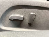 【パワーシート】電動でシートポジションの変更が可能です。手動式より細かくシート設定が可能ですのでより快適な姿勢でドライブを楽しんで頂けるでしょう。