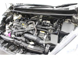 エンジンルームの樹脂部分は丁寧に磨いてツヤをだしています。当社の中古車のエンジンルームクリーニングはとても自信があります★