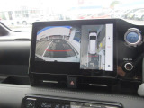 パノラミックビューモニター装備です。車を真上から見る映像が駐車の不安を軽くします。4つのカメラで車両周辺の映像を映し出します!カメラアングルは限界がありますので目視もして下さい。