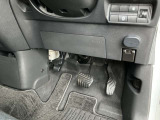 駐車ブレーキは足踏み式です