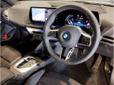 【ハンドル】ドライバーとBMW車の一体感がダイレクトに伝わるステアリングホイール。形状・太さへの拘りに加えて、操作性を高める為にスイッチ類も配置。クイックかつ安定のドライビングを体感下さい!