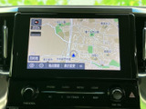 見やすい地図表示で、初めての道でも安心。周辺情報も表示されるので、目的地までのスムーズな移動をサポートします。