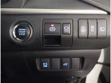 お車のキーはスマートキーです。キーを身につけた状態で車に近づき、ドアロックの解錠や施錠操作が出来ます。雨の日など両手がふさがっている時など、とっても便利ですね。