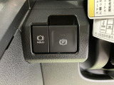 指先だけで簡単に操作が可能な電動パーキングブレーキを搭載。また、渋滞時や駐車券を取るシーンなどで便利なオートブレーキホールド機能も搭載しています。