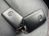 スマートエントリーキーシステムです。鍵を持っていればドアロック、解除、エンジン始動も楽チンです。イチイチ鍵を出す手間も無くなりますよ。悪天候時にも重宝しますね