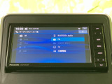 お気に入りの音楽を車内で楽しめます。多様なソースに対応し、快適なドライブを演出。長距離移動も退屈知らずです。