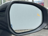 隣車線を走る車両をレーダーで検知し、ドアミラーでは確認しにくい後側方エリアに存在する車両に加え、急接近してくる車両も検知します。車両を検知するとドアミラーに搭載されたLEDインジケーターが点灯します。