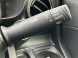 操作しやすいウインカーレバーは、スムーズな車線変更をサポートします。直感的に操作できるので、運転に集中できますね。