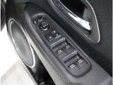 ドア内側、手の届きやすい位置にドアガラスの開閉スイッチ(パワーウインドウ)があります。運転席にはいたずら防止のためのロック付!