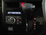 車内を快適に、オートエアコンを装備しています。
