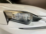 【LEDヘッドランプ】ハロゲンヘッドランプの約2倍の光量でより明るく遠くを照らし、夜間走行時の視認性を高める。さらに長寿命や、省電力も魅力。