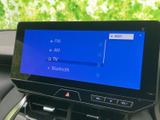 ラジオやBluetooth接続など、多彩な音源に対応。好みの音楽を車内で楽しめます。クリアな画面表示で、操作も簡単に行えます。