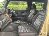 運転席からの視界は広く、運転操作もスムーズに行えます。機能的な配置で、快適なドライビングをサポートします。