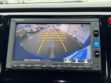 後方確認がしやすい大型モニターが搭載されています。駐車時の安全性を高めるカメラ映像も鮮明に表示し、運転をサポートします。