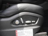 メモリー付14way電動スポーツシート。運転席および助手席のバックレスト、シート上下、前後位置、傾斜角度、座面角度、シートクッションの調整可能。シートやステアリングコラム、ドアミラー等記憶可能。