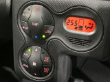 【オートエアコン】一度お好みの温度に設定すれば、車内の温度を検知し風量や温度を自動で調整。暑い&hellip;寒い&hellip;と何度もスイッチ操作をする必要はありません。快適な車内空間には必須の機能ですね♪