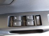 パワーウィンドウスイッチで運転席から全席の窓の開閉ができます。