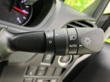 操作しやすい位置に配置されたウインカーレバーで、安全な車線変更をサポートします。確実な操作感で、安心して運転できます。