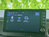 お気に入りの音楽を車内で楽しめます。多様なソースに対応しているので、様々なコンテンツを再生可能です。快適なドライブのお供に最適です。