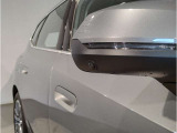 【BMWミラー】視認性の高いスタイリッシュなミラー。自動防眩機能も付いており夜間のドライビングをサポートします。