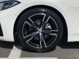 BMW純正18インチホイール。洗練されたデザインで、足元の個性を引き立てます。
