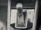 無段変速が魅力のCVT車です。発進から加速までアクセルを一定にして走ることで滑らかに走ります。車内も静かで振動もごくわずか!!CVT車もATの一種なので、もちろんAT限定免許で運転OKです!