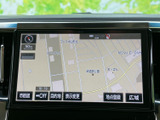 高精細な地図画面で、スムーズなナビゲーションを実現。目的地への道案内をサポートし、快適なドライブをサポートします。