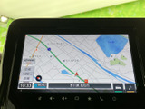 高精細な地図表示で、目的地までスムーズに案内。VICS WIDEによる渋滞情報も確認できます。