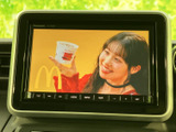 停車中にテレビやビデオを楽しめます。ドライブ中の休憩時間や、待ち時間にリラックスできる空間を提供します。エンターテイメント機能が充実しています。