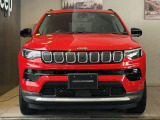 伝統のセブンスロットルグリルが一目でJeepと分かります。