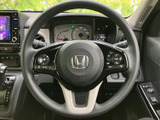 握りやすいステアリング形状で、快適なドライビングを実現。操作性にも優れ、運転中の負担を軽減します。