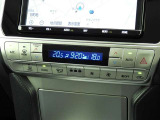 運転席・助手席・独立型オートエアコン。運転席と助手席で別々の温度設定ができ快適なドライブが楽しめます!高級グレードの証ですね!