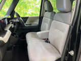 運転しやすい視界と、快適な操作性。シートの形状も工夫されており、長時間の運転でも疲れにくい設計です。快適な運転体験を。