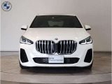 【キドニーグリル】BMWは約90年もの間、ほぼ全ての車両にひと目でBMWだと分かるこの特徴的なフロントグリルが備えられ、デザイン・アイコンとして親しまれてきました。