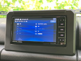 多彩なソースに対応し、快適なドライブをサポート。Bluetooth接続で音楽も楽しめます。操作も直感的に行えるので、運転に集中できますね。