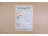 【車両検査証明書】店頭にてクルマの状態が一目で分かる検査証明書を公開中。トヨタ認定検査員が厳しく査定し、状態を点数と図解で表示しています。修復歴はもちろん、傷やヘコミの箇所や程度がご確認いただけます。