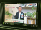 停車中にはTVの視聴が可能。待ち時間や休憩時間に、ニュースや番組を楽しむことができます。