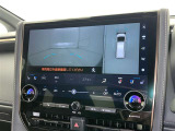 パノラミックビューモニターを装備。駐車場や交差点でクルマを真上から見るように周囲を確認できます。機能の詳細は販売店スタッフまでおたずねください。