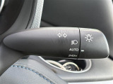 【オートライト(AUTO)】外の明るさをシステムが感知して、自動でヘッドライトが点灯します。ヘッドライトをつけ忘れを防ぐ便利機能です。
