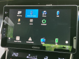 様々な機能を直感的に操作できるディスプレイ。Bluetooth接続でスマホの音楽も手軽に楽しめます。ドライブ中にエンターテインメントを満喫できる空間を演出します。