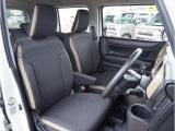 【清潔感のある運転席&助手席】隅々までクリーニングの行き届いた運転席&助手席。目立ったシミや汚れ等もございません。