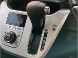■変速ショックの無いCVT(無段変速車)インパネシフトで、スムーズなシフト操作とサイドウォークスルーも可能です!