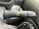 操作しやすいウインカーレバーで、スムーズな車線変更をサポートします。直感的に操作可能です。