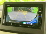 駐車時の安全性を高めるバックモニター。狭い場所でもスムーズな駐車操作をサポートします。ガイドライン表示で、より正確な駐車が可能です。