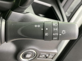 操作しやすい位置に配置され、確実な操作感を実現。安全な車線変更や右左折をサポートします。