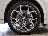 【BMWアロイホイル】軽量かつ強度に拘ったアロイホイル。走行性能ポテンシャルを引き出す設計。車の足元を引き締めてくれる大きなポイントはアロイホイルです。