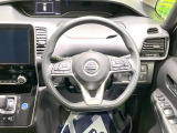 インテリアに合わせたデザインのステアリングは、運転される方のことも考え、運転しやすい形状、大きさです。是非一度、実際に触ってお確かめください。