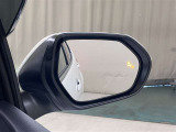 【ブラインドスポットモニター】隣の車線を走る車両をレーダーで検知し、ドライバーでは見えない四角に存在する車両を検知するとドアミラーに搭載されたインジケータが点灯します